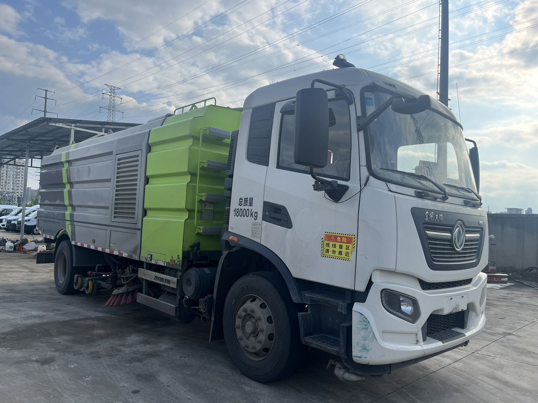 二手中聯(lián)16方洗掃車 2??年份：2021年5月 3??發(fā)動(dòng)機(jī)：康機(jī)230馬力，國(guó)六 3??底盤配置：東風(fēng)天錦底盤，六檔變速箱，5300軸距，275真空胎 4?